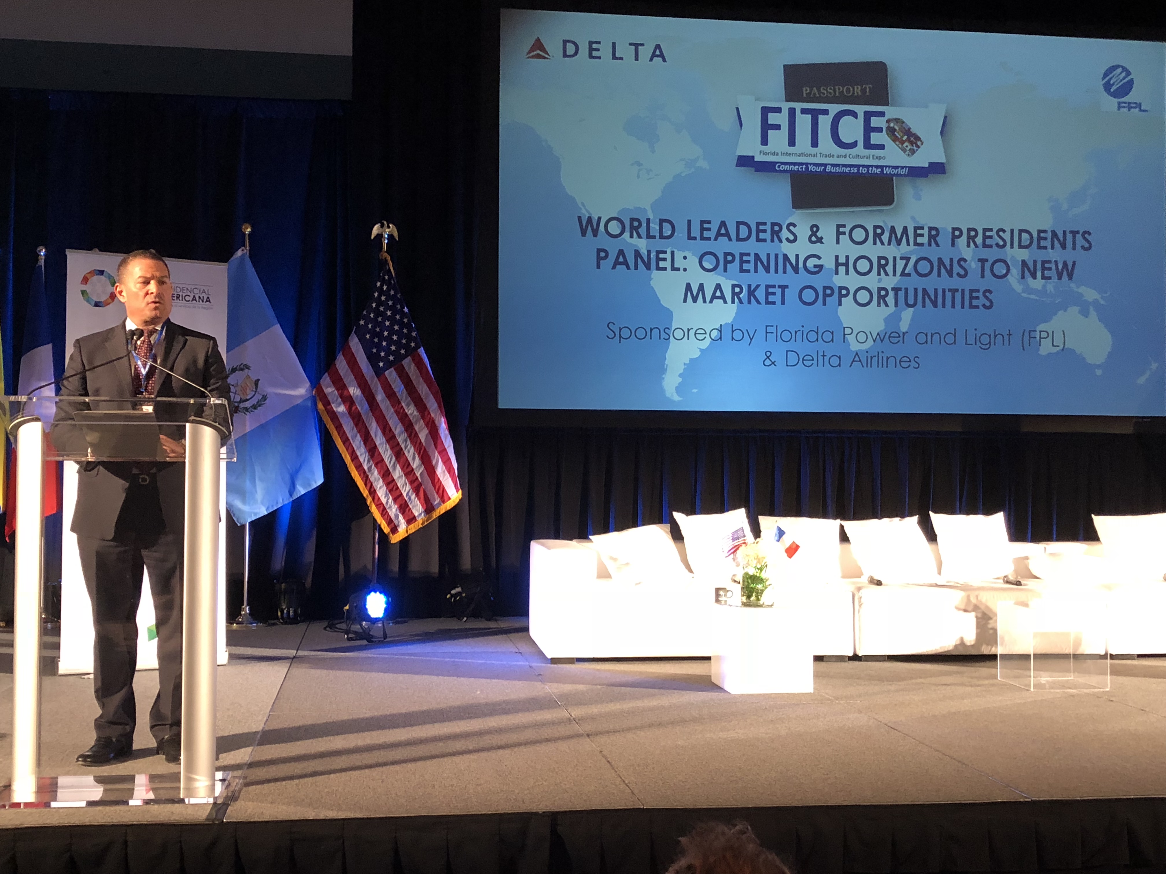 Broward Commissioner Michael Udine welcomes FITCE world and foreign trade business leaders. 