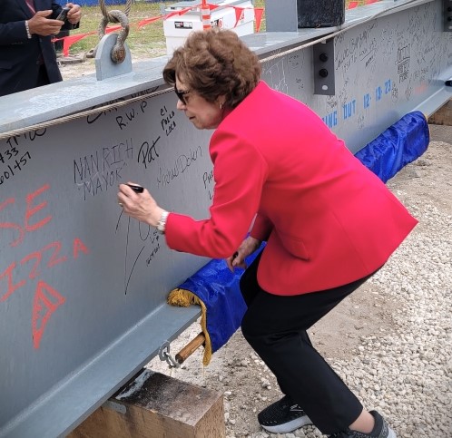 Broward Mayor Nan Rich signs beam that is placed on top of new Broward Convention Center Omni Hotel and Expansion Project at topping out celebration. 